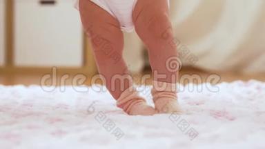 宝宝`脚踩着针织毛绒毛毯